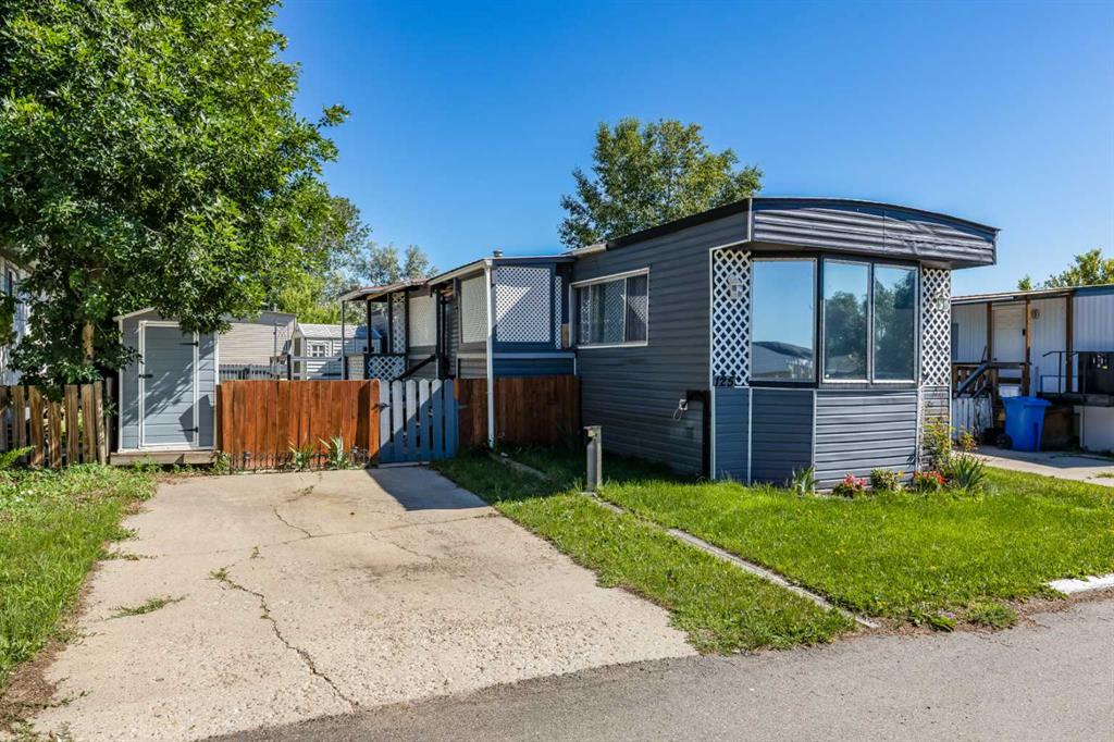 Second View of 125, 4000 13 Avenue SE, SE Southridge, Medicine Hat, Alberta, T1B1J3