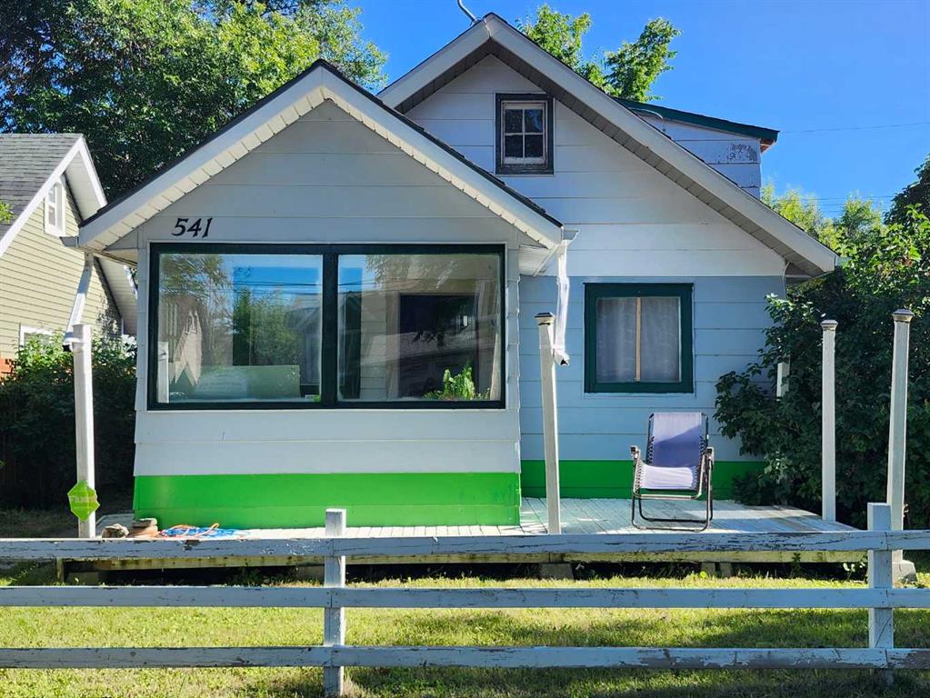 541 2 Avenue W, A2327174, Alberta,