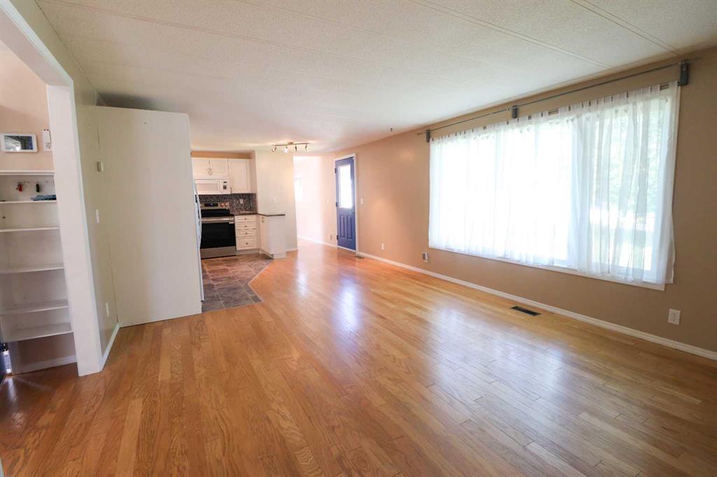 Fifth View of 33, 2300 13 Street N, Bridge Villa Estates, Lethbridge, Alberta, T1H 4E8