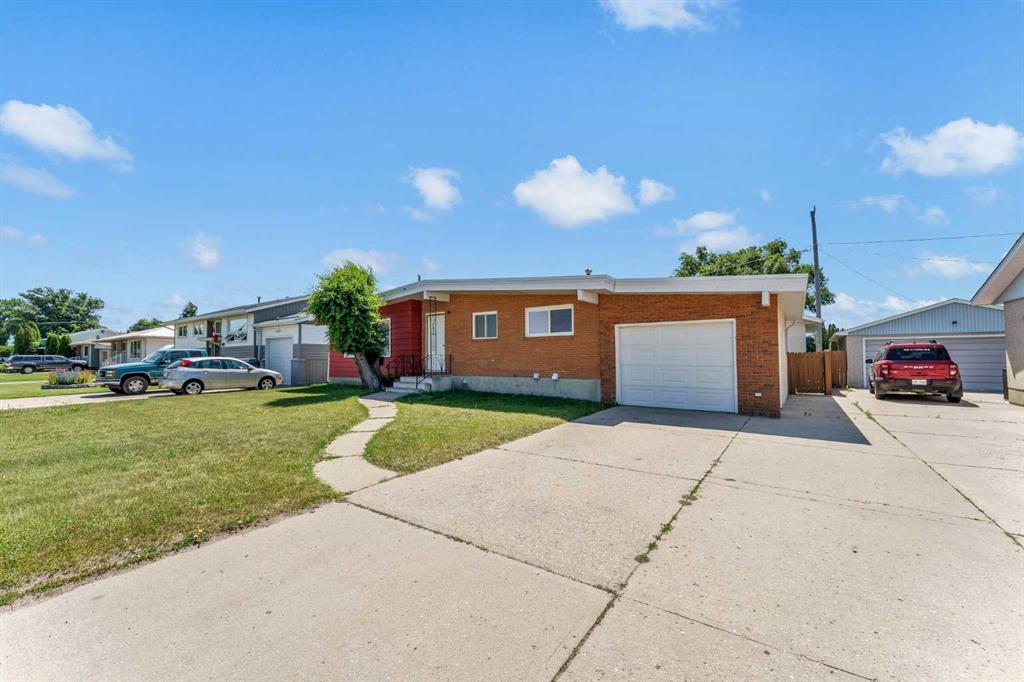 Third View of 561 12 Street NW, Northwest Crescent Heights, Medicine Hat, Alberta, T1A6R3