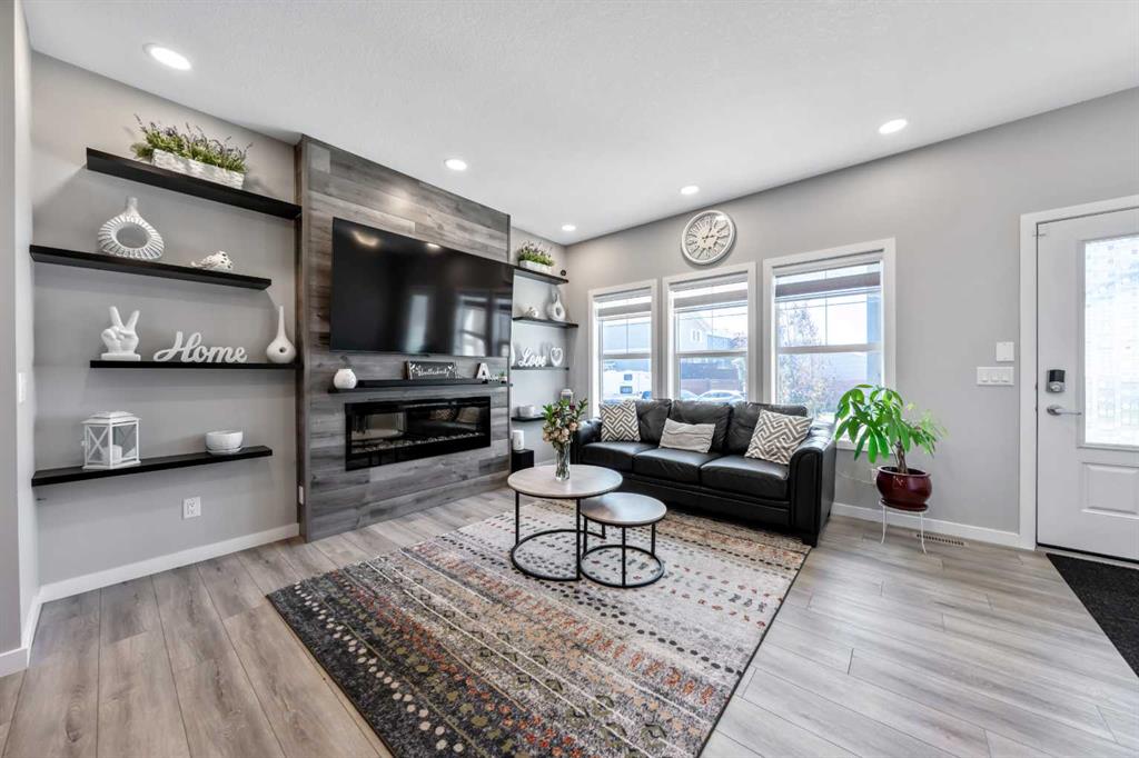 Fifth View of 384 Chinook Gate Close SW, Chinook Gate, Airdrie, Alberta, T4B 4V3