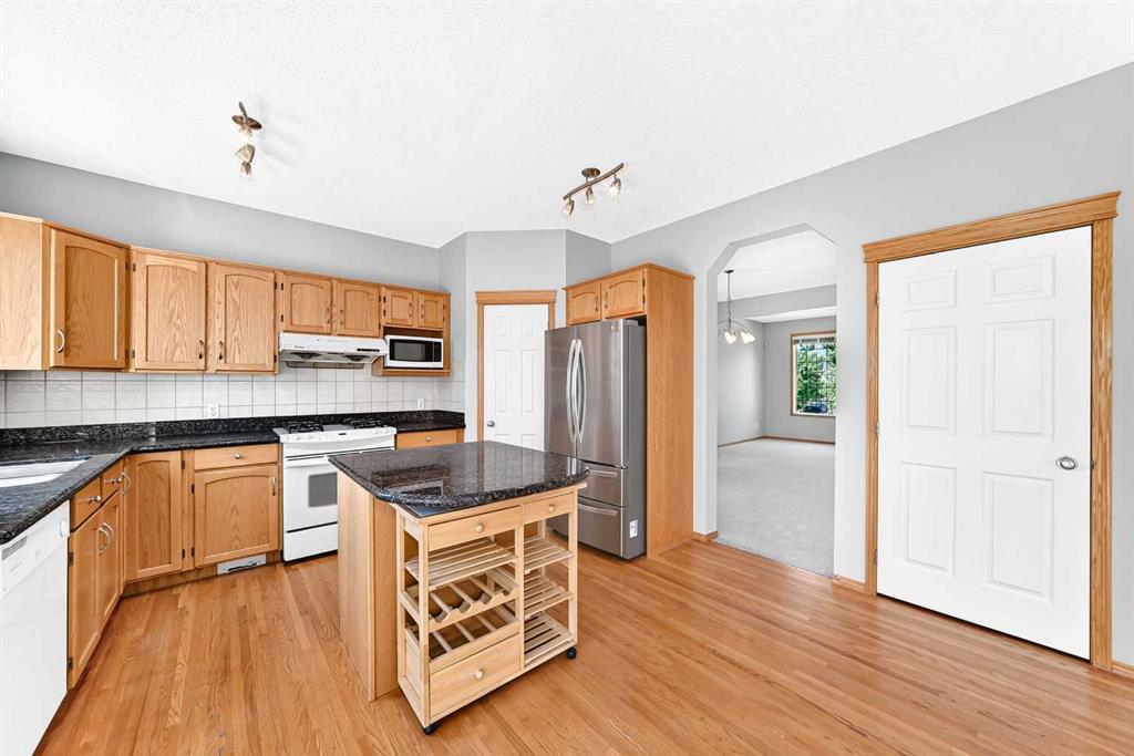Fifth View of 83 Edgeridge Close NW, Edgemont, Calgary, Alberta, T3A 6K5