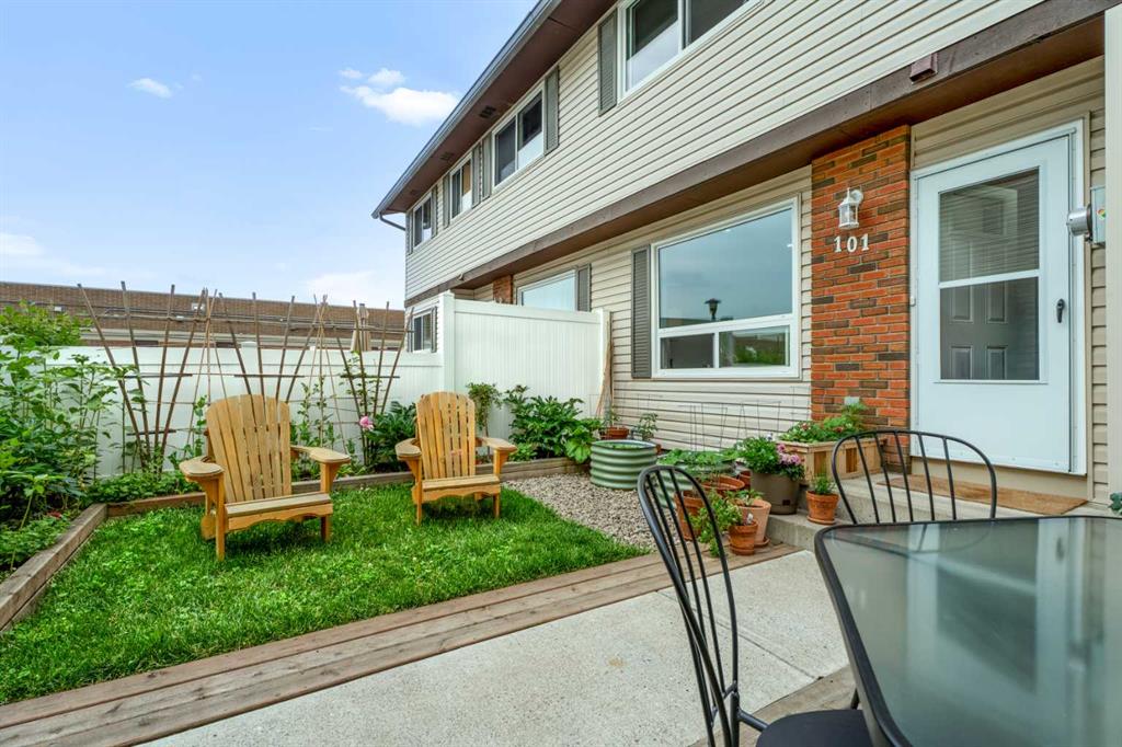 Second View of 101, 740 Bracewood Drive SW, Braeside, Calgary, Alberta, T2W 3N3