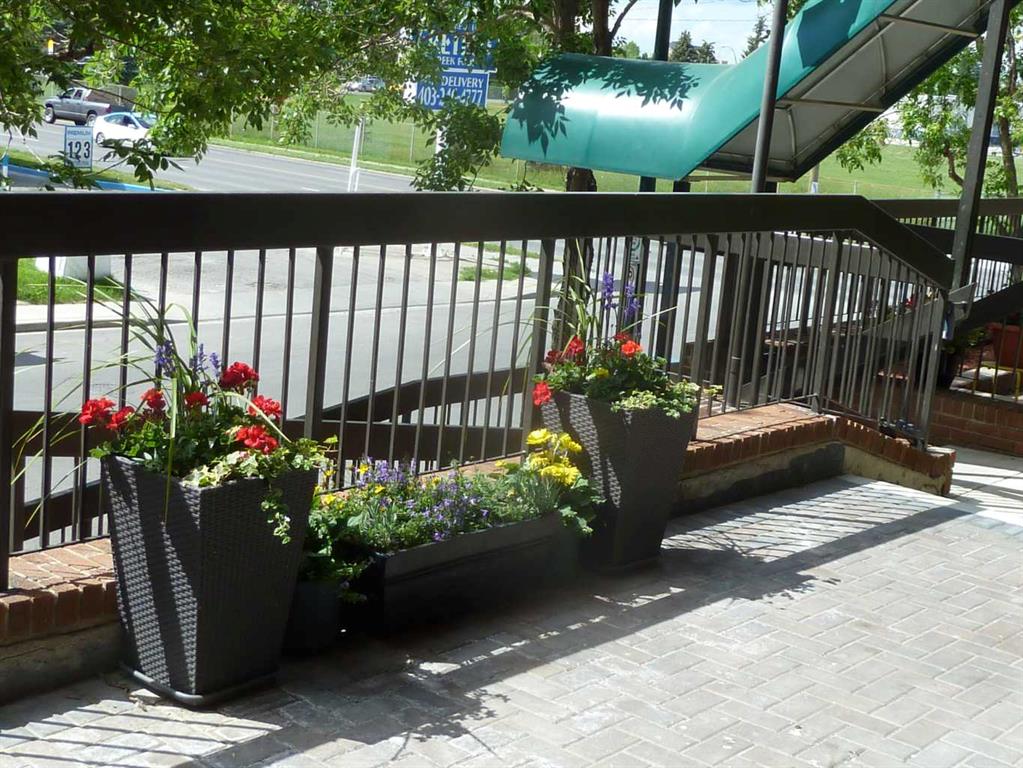 Third View of 302, 1900 25A Street SW, Killarney/Glengarry, Calgary, Alberta, T3E 1Y5