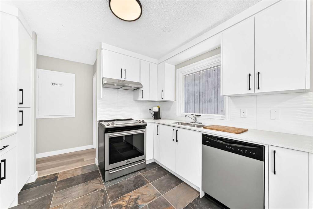 Fifth View of 114 Midcrest Crescent SE, Midnapore, Calgary, Alberta, T2X 1B5