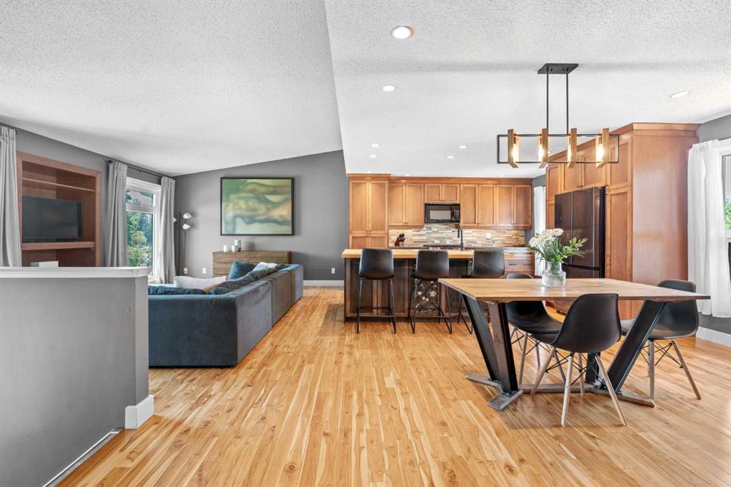 Fifth View of 10619 Oakmoor Way SW, Cedarbrae, Calgary, Alberta, T2W 1S7