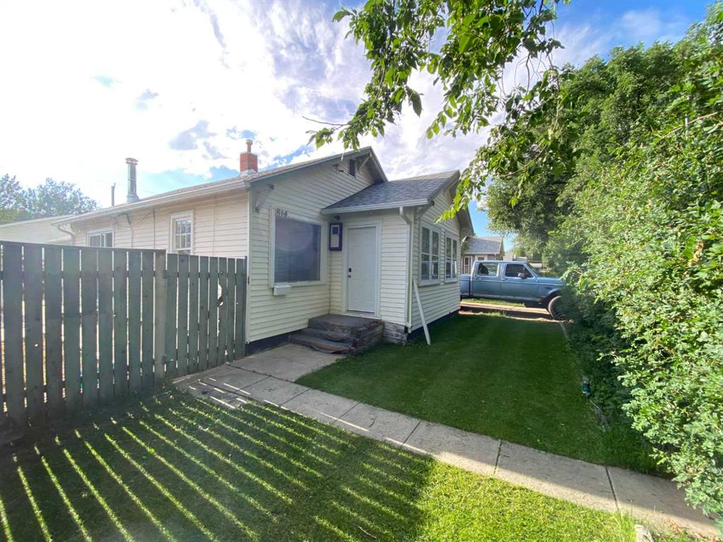 Third View of 814 12 Street N, Senator Buchanan, Lethbridge, Alberta, T1H 2H6
