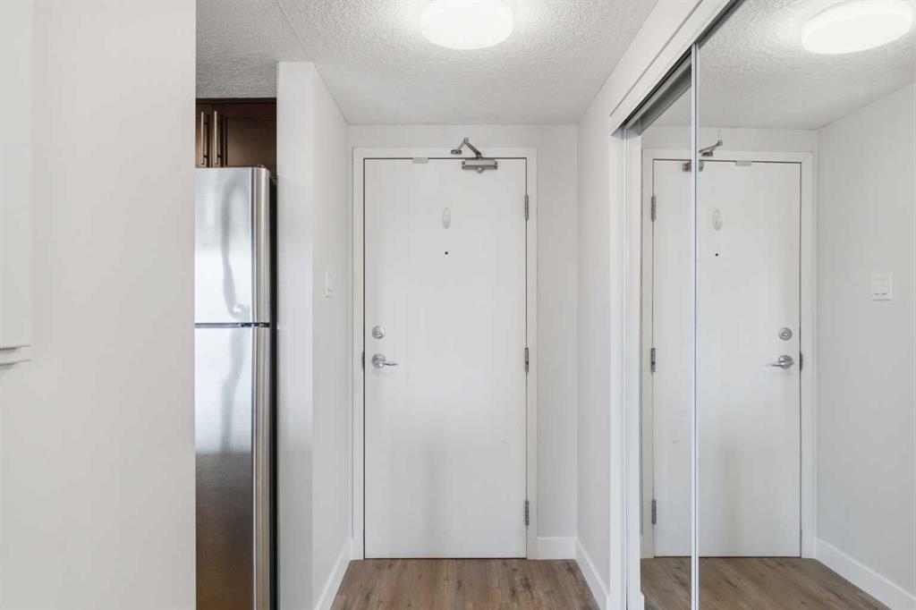 Fifth View of 404, 429 14 Street NW, Hillhurst, Calgary, Alberta, T2N 2A3