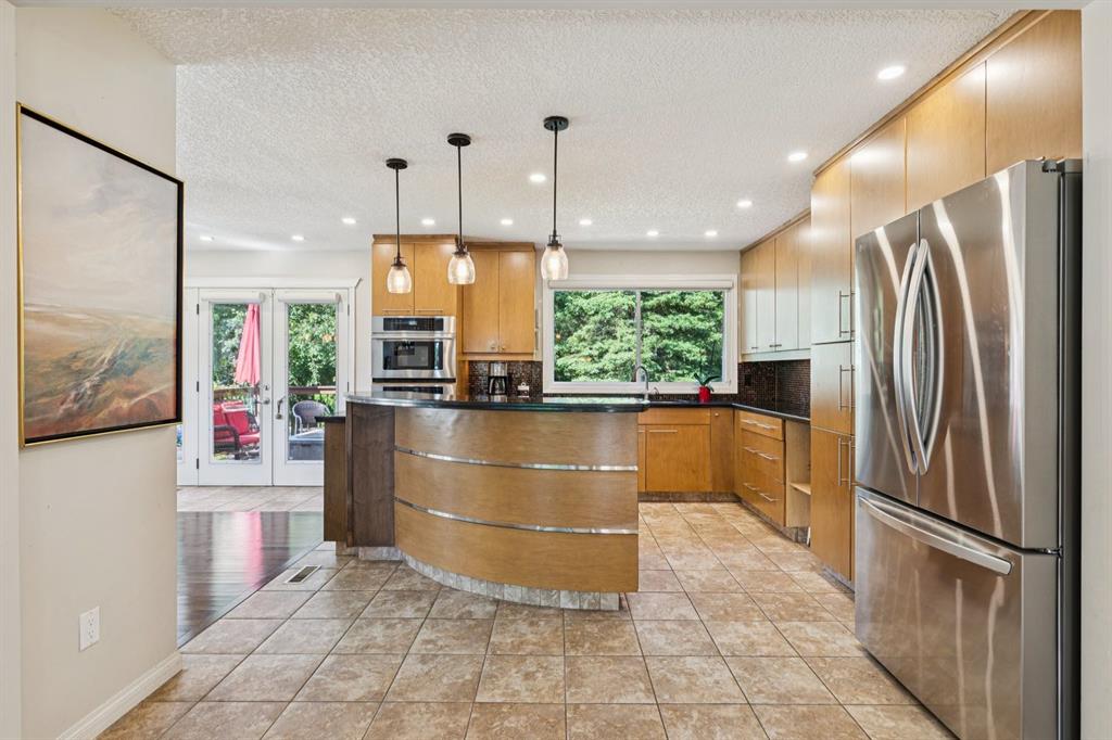 Fourth View of 423 Canterbury Place SW, Canyon Meadows, Calgary, Alberta, T2W 2B6