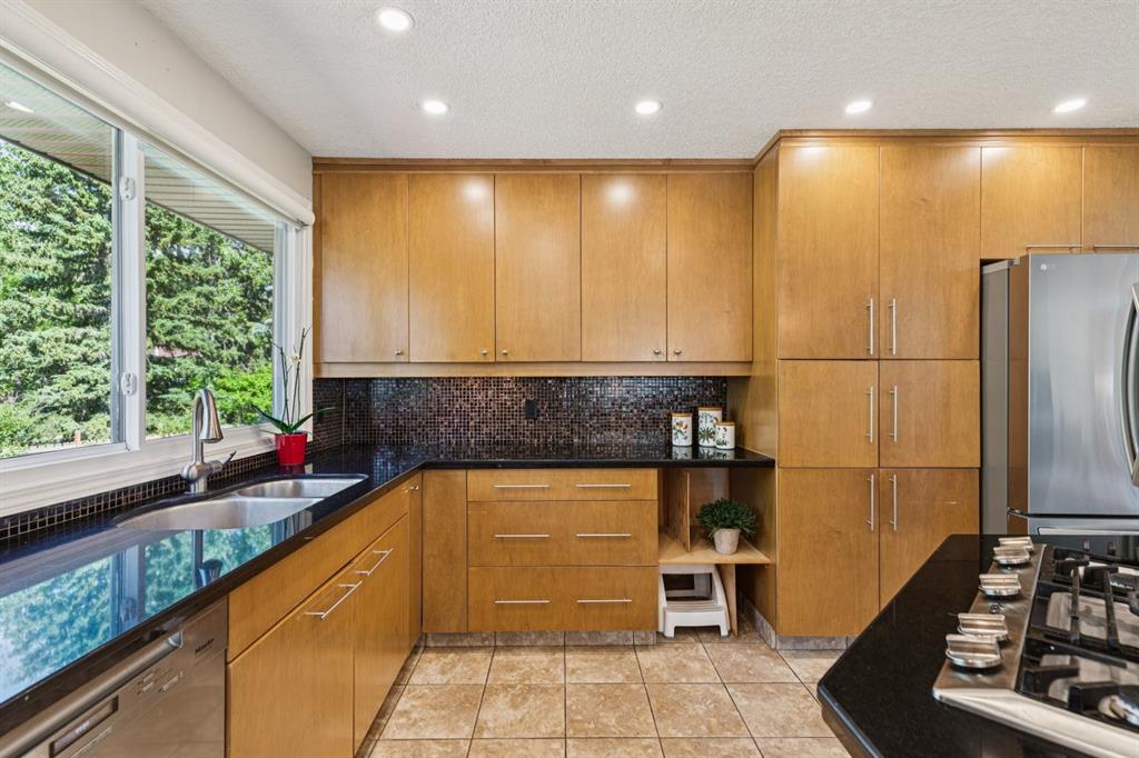 Fifth View of 423 Canterbury Place SW, Canyon Meadows, Calgary, Alberta, T2W 2B6