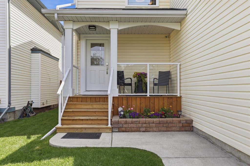 Third View of 135 Douglas Woods Hill SE, Douglasdale/Glen, Calgary, Alberta, T2Z3B2