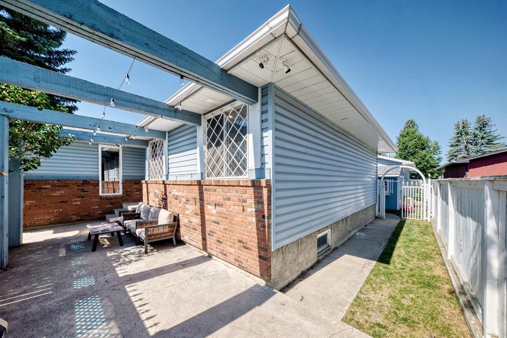 Fourth View of 2203 65 Street NE, Pineridge, Calgary, Alberta, T1Y1N5