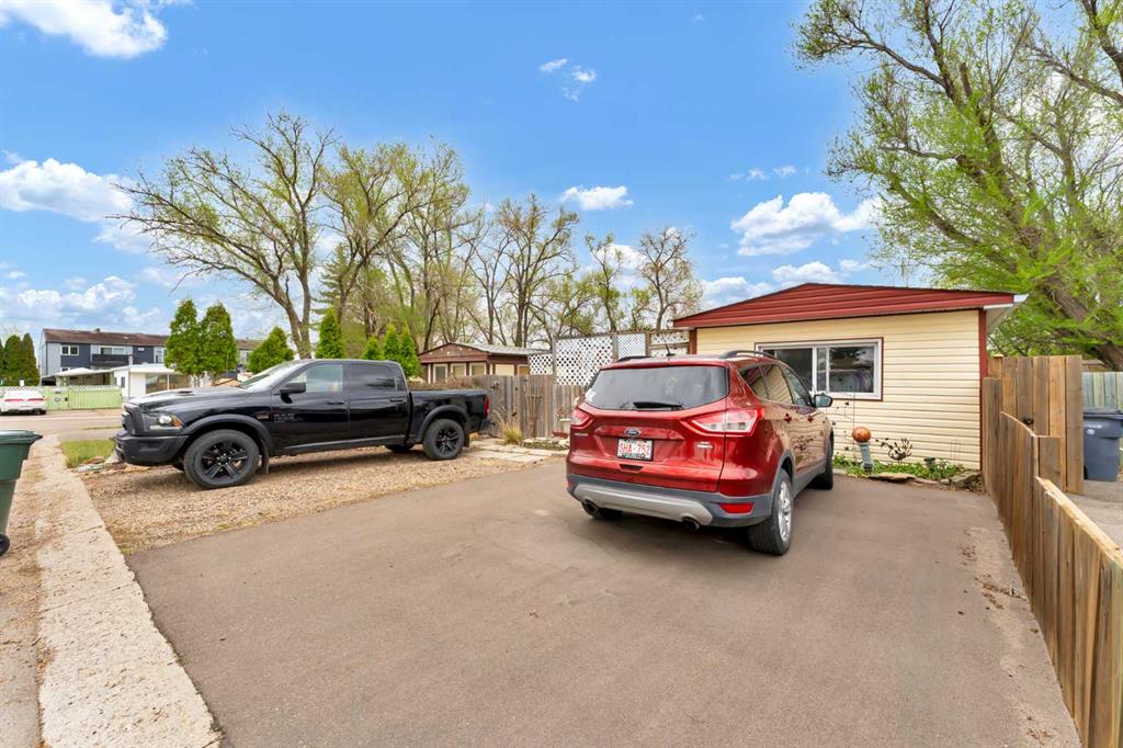 Third View of 2, 612 20 Street NE, Northeast Crescent Heights, Medicine Hat, Alberta, T1C 1H5