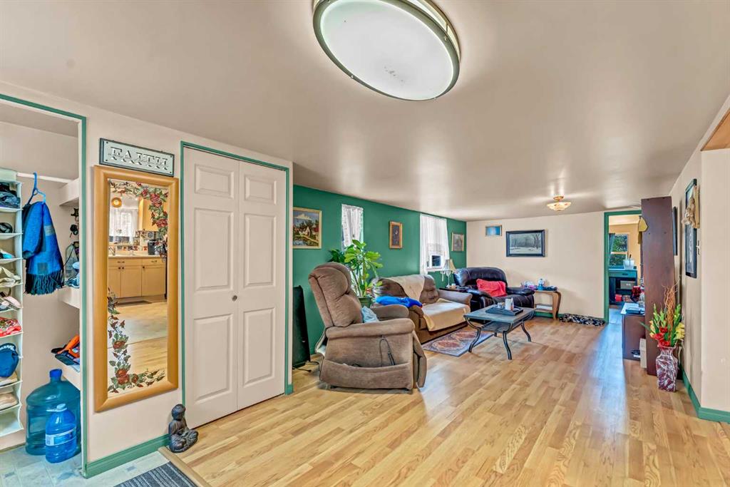 Fifth View of 2, 612 20 Street NE, Northeast Crescent Heights, Medicine Hat, Alberta, T1C 1H5