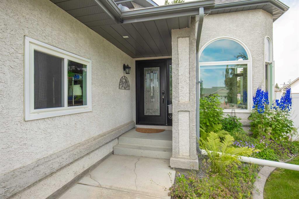 Third View of 5933 45 Street Crescent Street Crescent , Napoleon Lake, Innisfail, Alberta, T4G 1L4