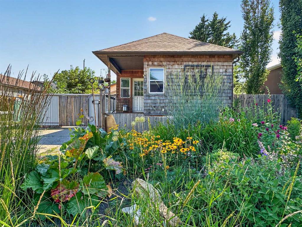 Third View of 241 25 Avenue NE, Tuxedo Park, Calgary, Alberta, T2E 1Y2