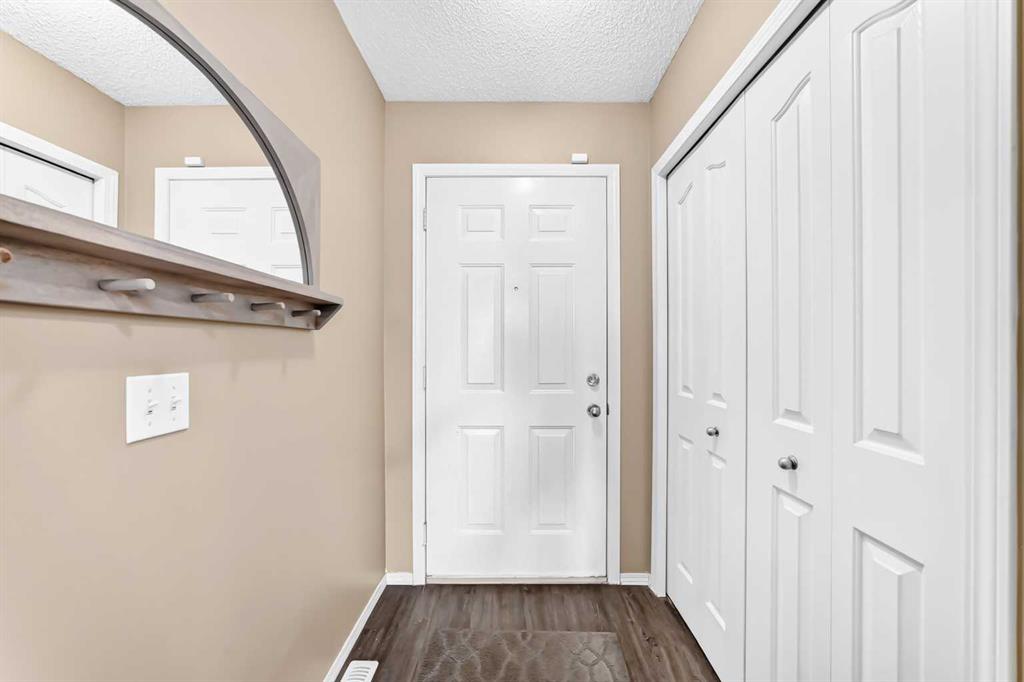 Fifth View of 108 Douglas Glen Park SE, Douglasdale/Glen, Calgary, Alberta, T2Z 3Z3
