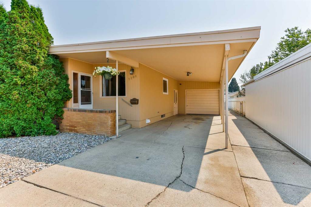 Third View of 2206 16 Avenue S, Agnes Davidson, Lethbridge, Alberta, T1K 0Z6