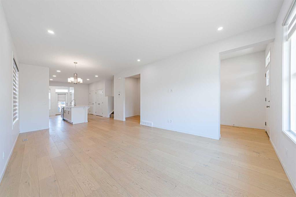 Fourth View of 186 Aquila Drive NW, Glacier Ridge, Calgary, Alberta, T3R 1Y5