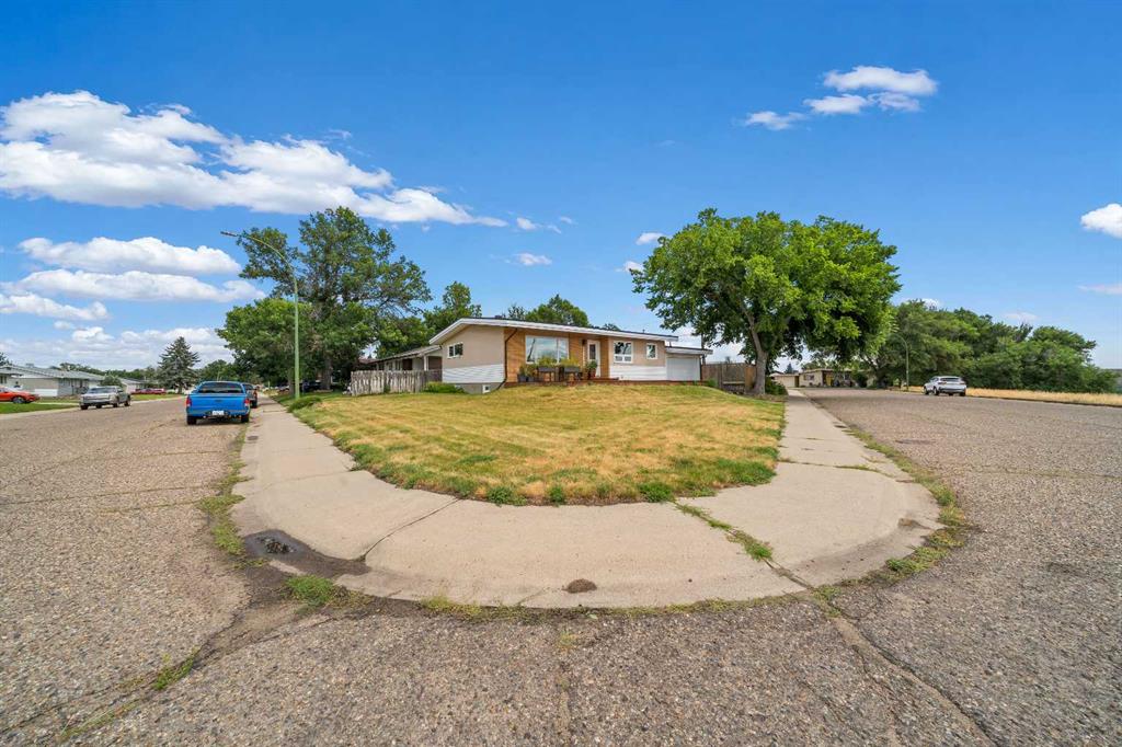 Third View of 1002 13 Street NE, Northeast Crescent Heights, Medicine Hat, Alberta, T1A 5V6