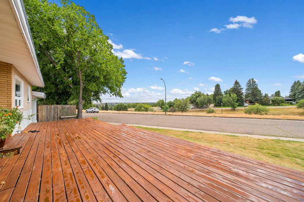 Fifth View of 1002 13 Street NE, Northeast Crescent Heights, Medicine Hat, Alberta, T1A 5V6