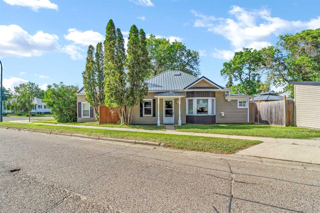 Third View of 212 6 Street SE, SE Hill, Medicine Hat, Alberta, T1A 1H1
