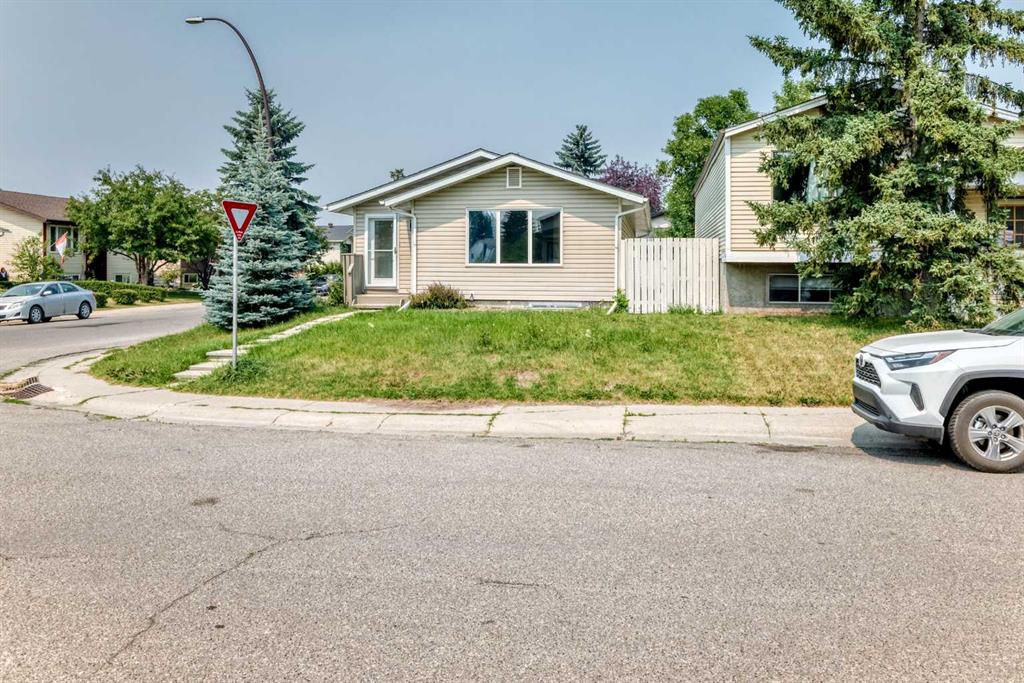 Third View of 4 Abingdon Court NE, Abbeydale, Calgary, Alberta, T2A 6S5