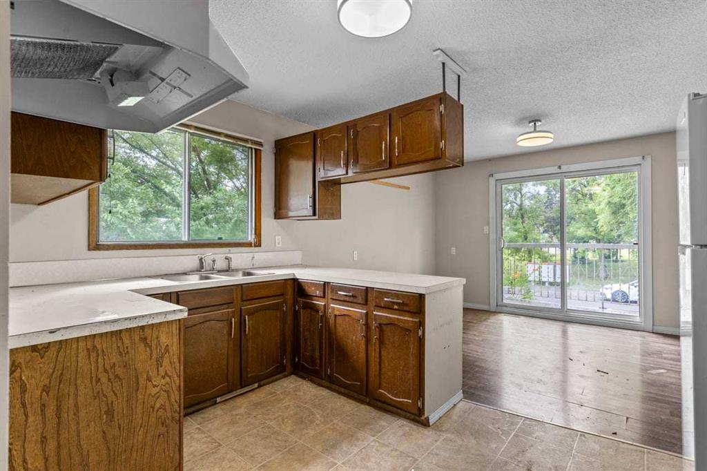 Fourth View of 724 Canfield Way SW, Canyon Meadows, Calgary, Alberta, T2W 1K1