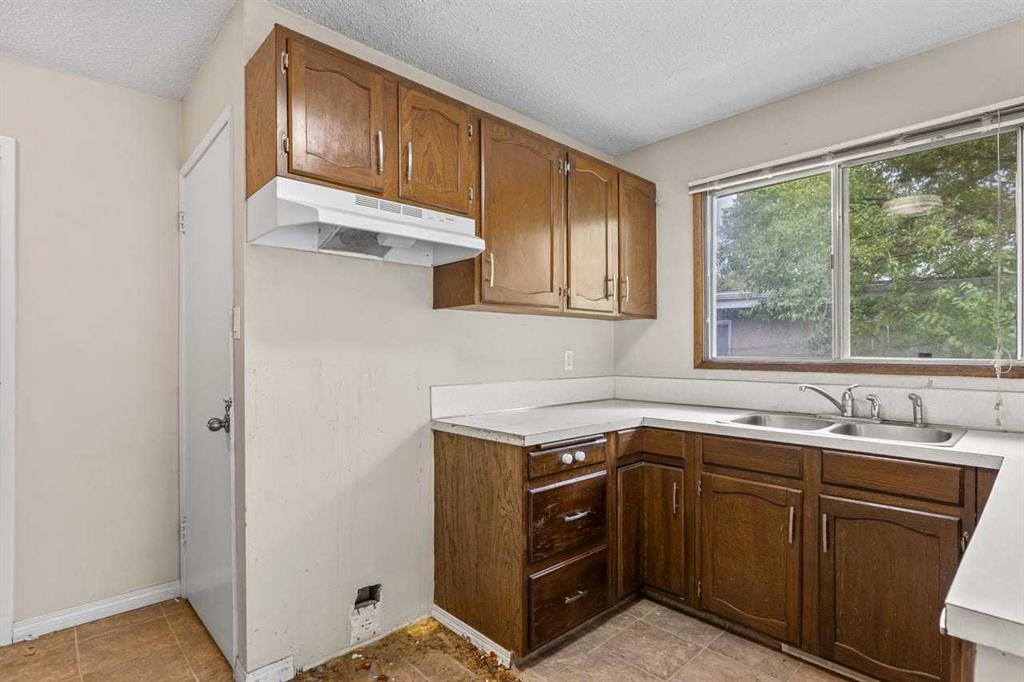 Fifth View of 724 Canfield Way SW, Canyon Meadows, Calgary, Alberta, T2W 1K1