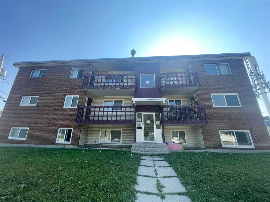 Third View of 733 44 Avenue NW, Highwood, Calgary, Alberta, T2K 0J5
