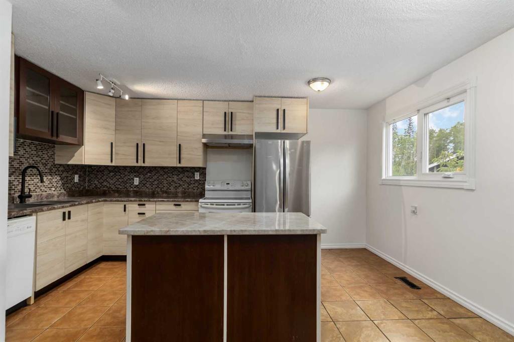 156 Rock Bay , A2335543, Alberta,