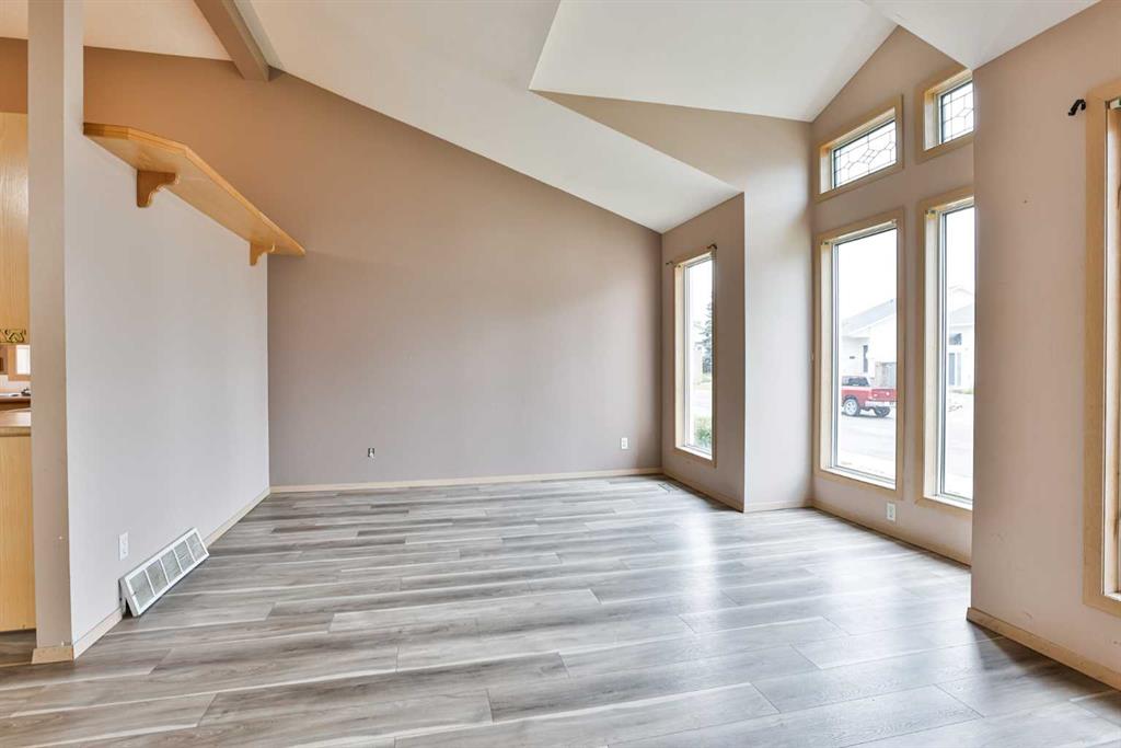 Fifth View of 322 Assiniboia Place W, Indian Battle Heights, Lethbridge, Alberta, T1K 6W2