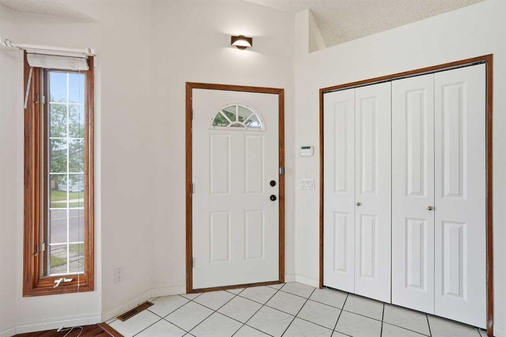 Fifth View of 251 Erin Woods Drive SE, Erin Woods, Calgary, Alberta, T2Z 2V8