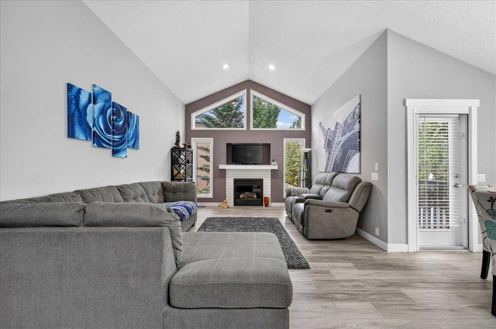 Fourth View of 212 Cresthaven Place SW, Crestmont, Calgary, Alberta, T3B 5W4
