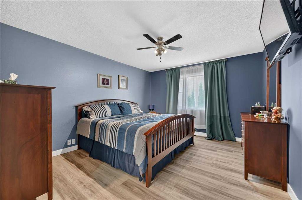 Fifth View of 212 Cresthaven Place SW, Crestmont, Calgary, Alberta, T3B 5W4