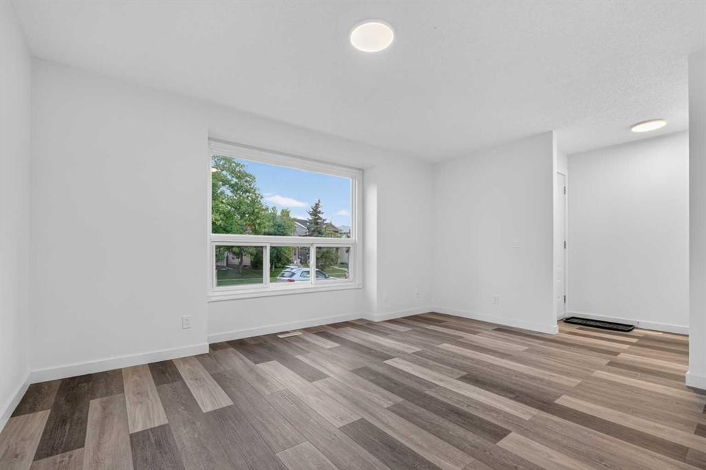 Fifth View of 925 Erin Woods Drive SE, Erin Woods, Calgary, Alberta, T2B 2X1