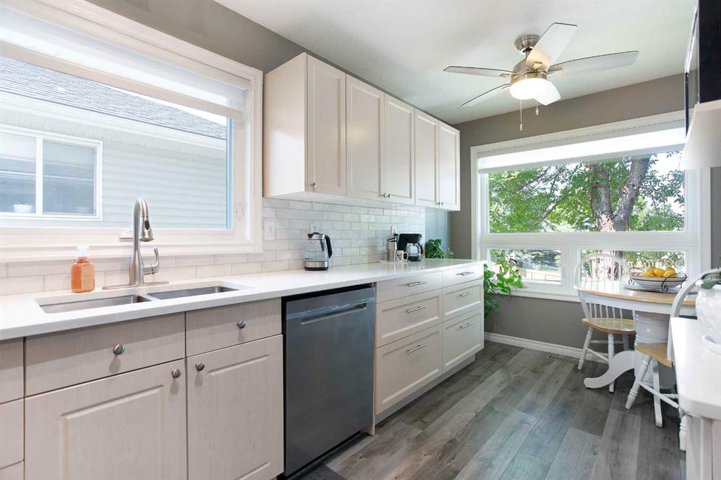 Fourth View of 112, 55 Fairways Drive NW, Fairways, Airdrie, Alberta, T4B 2T5