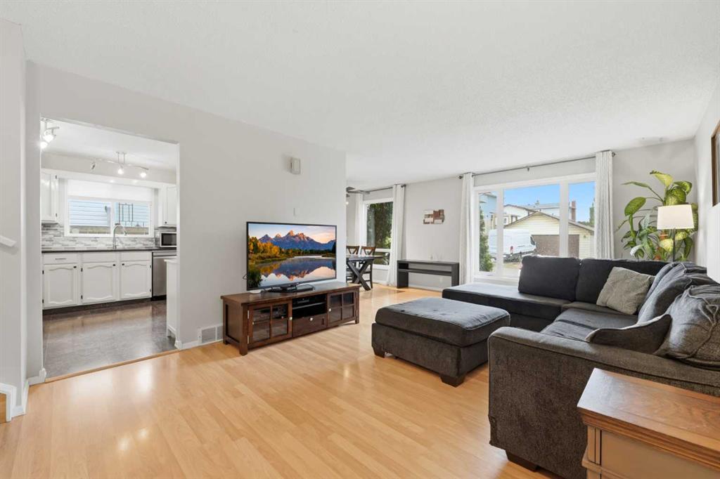 Third View of 32 Beddington Rise NE, Beddington Heights, Calgary, Alberta, T3K 1N2