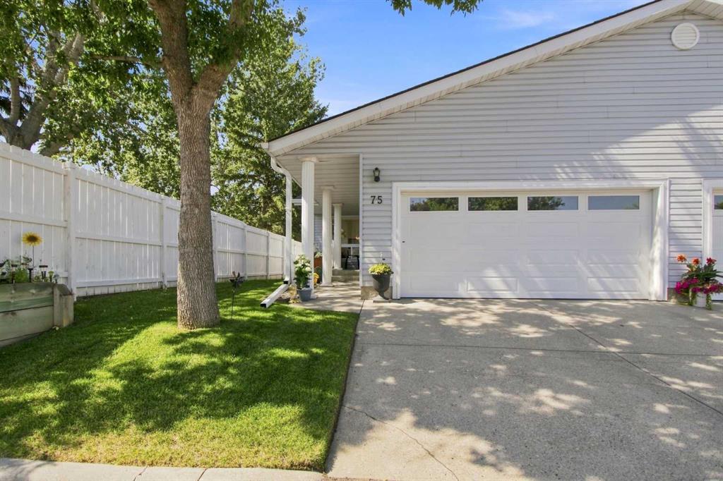 Third View of 75 Lincoln Manor E, Lincoln Park, Calgary, Alberta, T3E 7E3