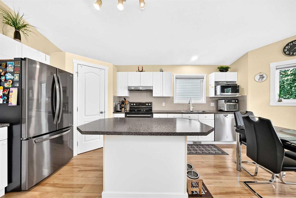 Fifth View of 50 Somerside Manor SW, Somerset, Calgary, Alberta, T2Y 3G4