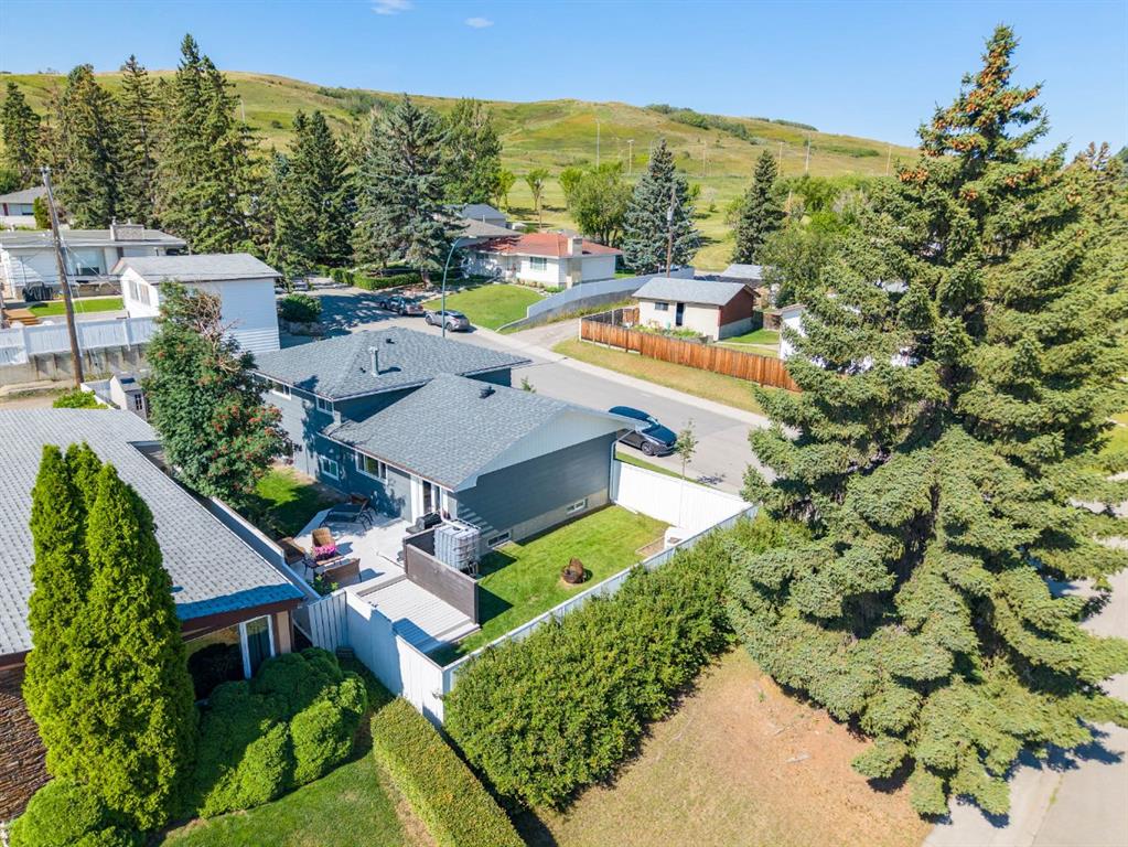 MLS® listing #115193347 for sale located at 1004 Huntercove Place NW