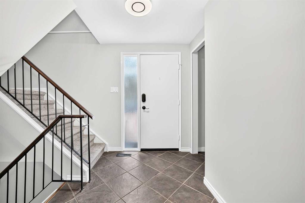 Fifth View of 15, 2210 Oakmoor Drive SW, Palliser, Calgary, Alberta, T2V 4R4