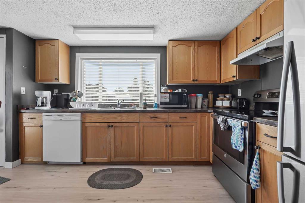 Fourth View of 12, 5301 2 Street , NONE, Coalhurst, Alberta, T0L 0V0
