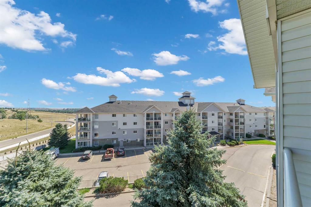 Third View of 406, 1632 Saamis Drive NW, Northwest Crescent Heights, Medicine Hat, Alberta, T1C4X3