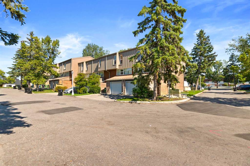 Fifth View of 31 Brae Glen Court SW, Braeside, Calgary, Alberta, T2W 1B6