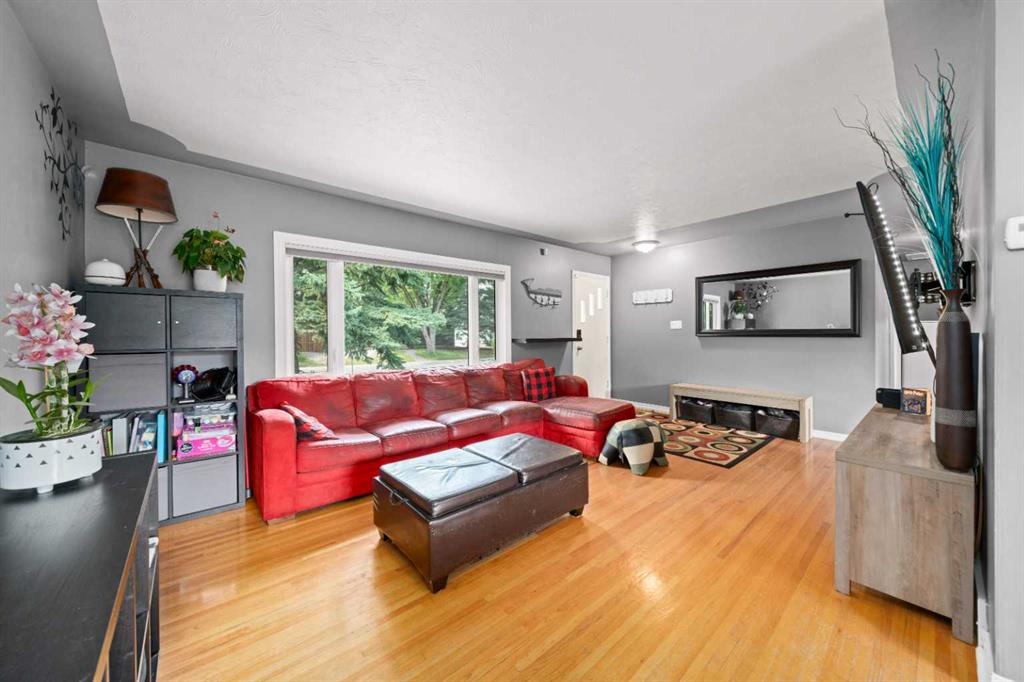 Fifth View of 46 Westwood Drive SW, Westgate, Calgary, Alberta, T3C 2V7
