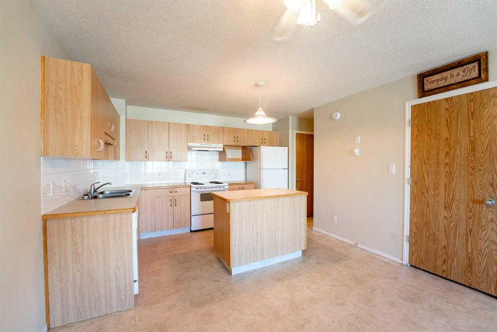 Fifth View of 6, 5 Tartan Boulevard W, West Highlands, Lethbridge, Alberta, T1J 4Y5