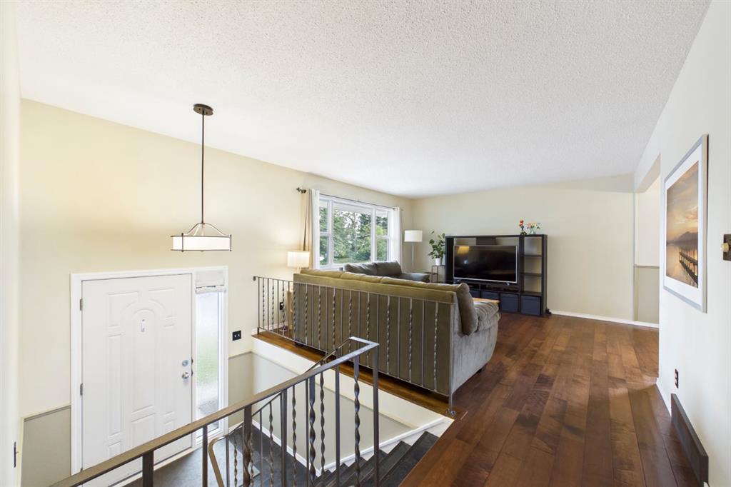 Fourth View of 607 Cedarille Way SW, Cedarbrae, Calgary, Alberta, T2W 2G8