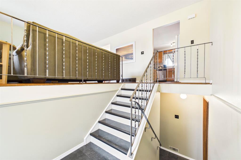 Fifth View of 607 Cedarille Way SW, Cedarbrae, Calgary, Alberta, T2W 2G8