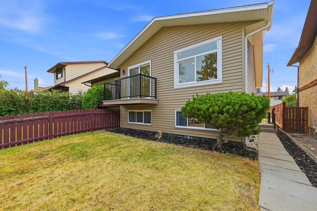 Third View of 1387 Berkley Drive NW, Beddington Heights, Calgary, Alberta, T3K 1T5
